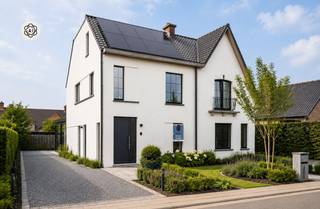 <p>Topgelegen kwaliteitsvolle nieuwbouwwoning, stijlvol afgewerkt! (+ 21% BTW)<br />Indeling: inkom met traphal, vestiaire en apart toilet, lichtrijke leefruimte (mooi parket), open volledig uitgeruste keuken met eiland, handige bergruimte. Op de eerste verdieping bevinden zich de overloop, 2 volwaardige slaapkamers en de badkamer (dubbele lavabo, inloopdouche en toilet). De grote masterbedroom bevindt zich op de tweede verdieping en beschikt over een dressingruimte en aparte bureauhoek.<br />De woning staat op een mooi perceel en heeft reeds een aangelegd terras en oprit voor meerdere wagens.<br />TROEVEN: centrale verwarming met warmtepomp, zonnepanelen aanwezig, regenwater aangesloten, mooie materialen, reeds geschilderd, verzorgd afgewerkt.<br />Meer info of een bezoek? Contacteer info@immobeguin.be</p>