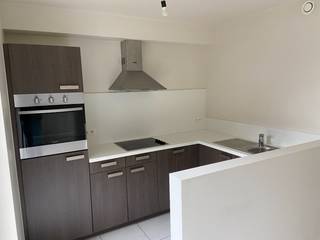 Recent energiezuinig appartement op de 1ste verdieping in het centrum van Machelen Dorp.<br />Het appartement bestaat uit een inkomhal, gastentoilet, ruime leefruimte met open ingerichte keuken en terras, nachthal, berging, badkamer en 2 slaapkamers. Kelder. Private autostaanplaats aan de achterzijde van het gebouw (toegang via Hoevestraat). Gemeenschappelijke fietsenstalling. Lift aanwezig. <br /><br />Syndic: € 50. Beschikbaar: 15/03/2026.<br /><br />Nutsvoorzieningen:<br />- centrale verwarming op aardgas<br />- elektriciteit op dag- en nachttarief<br />- stadswater<br />-EPC:A