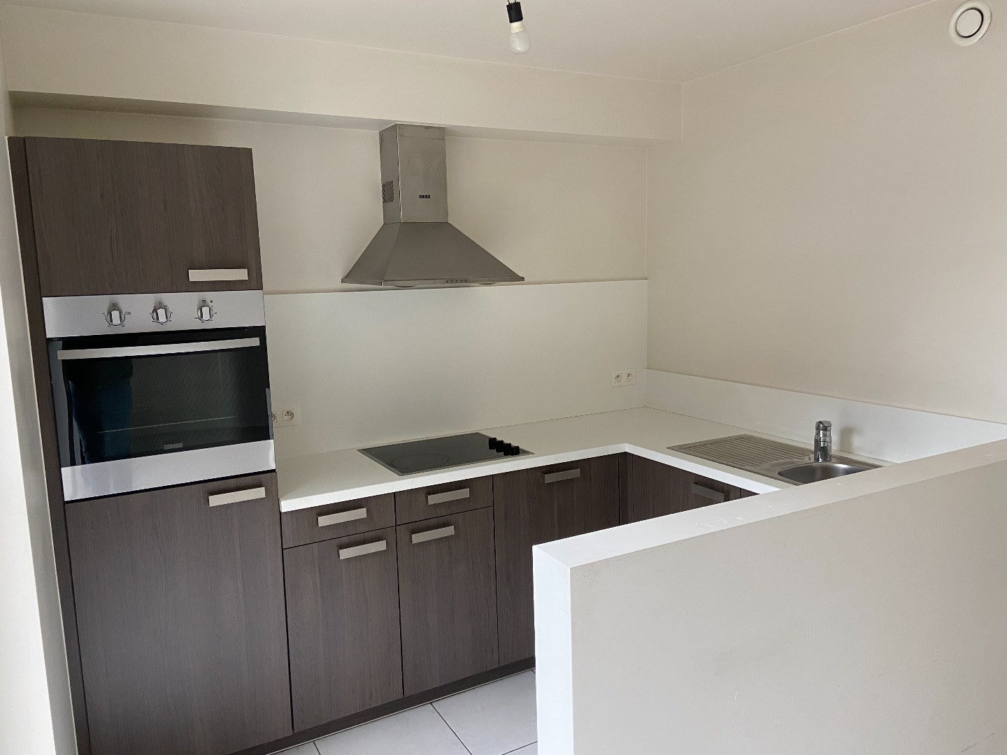 Recent energiezuinig appartement op de 1ste verdieping met 2 slaapkamers, terras en autostaanplaats - foto 1