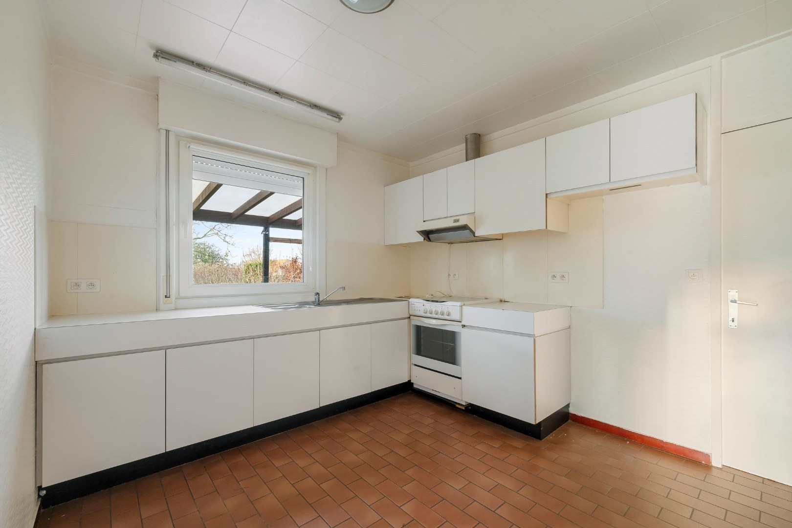 Gelijkvloerse woning met 3 slaapkamers, ruime garage en tuin. - foto 5