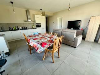 Dit prachtig appartement is zeer goed en rustig gelegen aan het Vianderdomein. Het centrum van Tienen is op wandelafstand bereikbaar met alle benodigdheden (treinstation, school, winkel, bank, ...). Het appartement is gelegen op de eerste verdieping en is bereikbaar met lift. Het omvat: inkomhal, ruime leefruimte met open, volledig geïnstalleerde keuken, 3 slaapkamers, badkamer ensuite met lavabo, inloopdouche en toilet, wasplaats, tweede berging, tweede toilet, terras met open zicht vooraan, ruim terras achteraan, privatieve kelder en een autostaanplaats in de kelderverdieping. CV op aardgas en alle ramen omvatten dubbele beglazing. Gemeenschappelijke kosten bedragen 50 euro per maand. Het appartement is onmiddellijk beschikbaar.