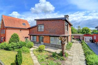 [[ DIT PAND NEEMT DEEL AAN DE ERA OPEN HUIZEN DAG OP 13/6 VAN 14:30 TOT 15:30 ]] 
<p>Te koop: ruime open bebouwing in Aarschot, gelegen aan de Beukenweg aan de stadsrand van Aarschot, nabij scholen, openbaar vervoer en invalswegen.</p><p><br /></p><p>Bekijk de woning hier alvast volledig virtueel zowel binnen als buiten.</p><p><br /></p><p>Deze woning uit 1966 biedt een solide basis en een praktische indeling, ideaal voor wie op zoek is naar een gezinswoning met 4 slaapkamers. De ligging combineert rustige woonkern met vlotte bereikbaarheid. De aanwezigheid van een garage en berging maakt het geheel extra functioneel.</p><p><br /></p><p>Belangrijkste ruimtes:</p><p>• Woonkamer met veel lichtinval en toegang tot veranda</p><p>• Keuken (10,31 m²) met dubbele spoelbak, dampkap, koelkast, oven en elektrische kookplaat</p><p>• 4 slaapkamers</p><p>• Badkamer</p><p>• Garage</p><p>• Berging met aansluiting voor wasmachine en droogkast</p><p>• Tuin </p><p>• Terras</p><p>• Zolder </p><p>• Kelder</p><p><br /></p><p>Troeven:</p><p>• Rustige ligging op stadsrand met goede bereikbaarheid</p><p>• 4 volwaardige slaapkamers</p><p>• Garage en extra bergruimte</p><p><br /></p><p>Neem vandaag nog contact op met je ERA-makelaar voor een bezoek.</p><p><br /></p><p>JOUW DROOMHUIS. ZO GEVONDEN!</p>