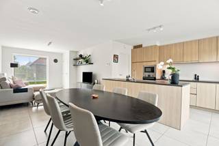 Perfect instapklare woning met 3 slaapkamers en een tuin met uitweg in een gegeerde autoluwe woonwijk te Heule. De private carport ligt op slechts 60 meter van de woning!<br /><br />Deze recente woning (2023) is bijzonder goed verzorgd en omgeven door groen. Inkom met gastentoilet en stevige trap naar het verdiep. De lichtrijke leefruimte heeft grote raampartijen en kijkt aan beide zijden uit op groen. De volledig uitgeruste keuken heeft veel kastruimte en toegang tot een aparte berging.<br />Het verdiep bevat 3 volwaardige slaapkamers en een afzonderlijk toilet. De badkamer is ook volledig voorzien: lavabomeubel, ligbad én douche!<br />De tuin is omheind, heeft een uitweg, aangenaam terras,... <br /><br />Verkoop onder registratierecht.<br /><br />PLUSPUNTEN:<br />+ LIGGING in een oase van rust maar toch vlot bereikbaar<br />+ Zonnepanelen, EPC A<br />+ perfect instapklaar
