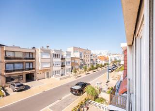 Zonnig appartement te koop op de tweede verdieping van de kleinschalige residentie Esmeralda. Gelegen in de Duinbergenstraat geniet dit appartement een rustige, doch centrale ligging: vlakbij de winkelstraat en het openbaar vervoer. De zee bevindt zich op enkele minuten stappen.<br /><br />Het appartement werd als volgt ingedeeld: inkomhal | west gerichte leefruimte | afzonderlijke keuken | badkamer voorzien van douche, lavabo in meubel en aansluiting wasmachine | berging | afzonderlijk toilet | twee volwaardige slaapkamers.<br /><br />Bijkomend zijn een privatieve parkeerplaats en kelder inbegrepen in de prijs! Een enorme troef in centrum Koksijde. <br /><br />Het appartement bevindt zich op de tweed verdieping, er is geen lift. <br /><br />Energiezuinig: EPC label B dankzij PVC-ramen met hoogrendementsbeglazing en een condenserende ketel op aardgas. <br /><br />Op zoek naar een appartement met enorm potentieel? Contacteer ons vandaag nog voor een afspraak ter plaatse.