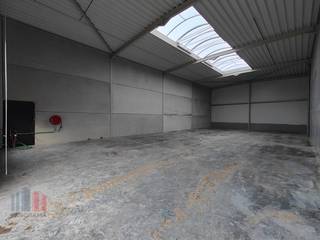 De casco loods van 440 m² heeft een vrije hoogte van 6 m en is opgebouwd uit een staalstructuur met betonplint in combinatie met...