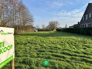 Dit perceel, met een oppervlakte van 809 m² is gelegen nabij het centrum van Torhout.De grond is gelegen op een goede locatie met bereikbaarheid naar...