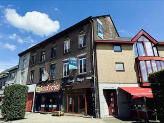 <p><strong>HANDELSRUIMTE MET APARTE WOONST</strong></p>
<p><strong><u>1/ Handelsruimte </u></strong><u>(100m²)</u></p>
<ul>
<li><strong>Etalageraam </strong>: afgewerkt met vernieuwde, houten ramen, dubbele beglazing en glazen inkomdeur</li>
<li><strong>Verbruiksruimte<u>: </u></strong></li>
<li><strong>Toog </strong></li>
<li><strong>2 WC’s </strong></li>
<li><strong>Aparte keuken : </strong>ingericht met spoelbak en CV ketel op aardgas</li>
<li><strong>Lichtkoepel:</strong> voorzien in het achterste gedeelte</li>
<li><strong>Diversen: </strong>op tegelvloer</li>
</ul>
<p><strong> </strong></p>
<p><strong><u>2/ Triplexappartement </u></strong><u>(94m²)</u></p>
<ul>
<li><strong>Aparte inkomdeur: Inkomhal </strong>met houten trap naar de 1<sup>e</sup> verdieping</li>
</ul>
<p><strong><u>1<sup>e</sup> verdieping</u></strong> (49m²):</p>
<ul>
<li><strong>Living </strong>(20m²): gelegen aan de voorzijde. Met kachel op aardgass</li>
<li><strong>Keuken </strong>(16m²): gelegen aan de achterzijde. Standaard ingericht met elektrische kookplaat, dampkap, oven, aansluiting wasmachine. Grenst aan het <strong></strong></li>
<li><strong>Dakterras </strong>(30m²): met aangrenzende<strong> berging </strong>in baksteen.</li>
<li><strong>Berging </strong>(15m²): gelegen op het dakterras. Bakstenen constructie.</li>
<li><strong>Badkamer </strong>(5m²): deels betegeld en ingericht met WC1, wastafel en inloopdouche.</li>
<li><strong>Trap : </strong>naar 2<sup>de</sup> verdieping</li>
<li><strong>Diversen: </strong>Op tegelvloeren (excl. de badkamer)</li>
</ul>
<p><strong><u>2<sup>de</sup> verdieping</u> </strong>(42m²)<strong>: </strong></p>
<ul>
<li><strong>Slaapkamer 1 (</strong>20m²): gelegen aan de voorzijde met houten trap naar de 3<sup>de</sup> verdieping</li>
<li><strong>Slaapkamer 2 </strong>(20m²): gelegen aan de achterzijde</li>
<li><strong>WC2</strong></li>
</ul>
<p><strong><u>3<sup>DE</sup> verdieping</u></strong> (30m²):</p>
<ul>
<li><strong>Slaapkamer 3 </strong>(30m²): Reeds vernieuwd en voorzien van nieuw onderdak, dakraam.</li>
</ul>
<p><strong> </strong>Met mogelijkheid<strong> Slaapkamer 4 /extra slaapkamer </strong></p>