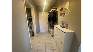 Een appartement op de eerste verdieping bestaande uit een woonkamer, ingerichte keuken, 2 slaapkamers, badkamer, bergplaats, terrasje autostaanplaats...