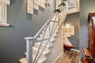 Warme karaktervolle gezinswoning met een uniek zicht op natuurgebied te Brasschaat.De gelijkvloerse verdieping:- Inkomhal op arduintegel,...