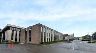 Ce bâtiment d’entreprise polyvalent situé à Zaventem offre une combinaison exceptionnelle de 607 m² d’espace de stockage fonctionnel et de 405 m² de bureaux, idéale pour les entreprises à la recherche d’un environnement professionnel flexible et stratégiquement situé. Grâce à sa localisation à proximité immédiate de l’E40, du Ring de Bruxelles R0 et de l’A201 en direction de Brussels Airport, le bâtiment bénéficie d’une excellente accessibilité, tandis que l’aéroport se trouve à seulement 5 km.<br /><br />Le bâtiment dispose de vastes espaces de stockage allant de 607 m² à 2.957 m², combinés à des surfaces de bureaux de 227 m² à 3.717 m². Une solution idéale pour les entreprises souhaitant associer logistique, flexibilité et environnement de travail professionnel.<br /><br />L’espace d’entrepôt bénéficie d’une hauteur libre de 8,5 m et convient parfaitement aux activités logistiques ou industrielles. Le premier entrepôt est actuellement aménagé avec des faux plafonds, des cloisons intérieures et des équipements supplémentaires, mais peut facilement être rétabli en espace de stockage classique et ouvert.<br />Les différentes unités peuvent également être combinées de manière flexible avec les espaces de bureaux, permettant au bâtiment de s’adapter aisément à divers besoins professionnels.<br /><br />Les bureaux offrent un environnement de travail lumineux et efficace grâce aux grandes baies vitrées apportant une abondante lumière naturelle. Le faux plafond modulaire est équipé d’un éclairage LED intégré, d’un système de ventilation et d’une installation HVAC avec distribution d’air assurant une circulation optimale. La configuration flexible permet de créer facilement des espaces ouverts ainsi que des salles de réunion fermées.<br /><br />Le site dispose de 67 places de parking pour le personnel et les visiteurs, renforçant encore davantage son accessibilité. L’ensemble du complexe est disponible immédiatement et constitue une solution idéale pour les entreprises souhaitant se développer sur un site offrant une visibilité et une accessibilité maximales.<br /><br />Pour toute information complémentaire, le cahier des charges, les plans ou une visite sans engagement, veuillez contacter PANORAMA B2B au +32 477 30 40 05.