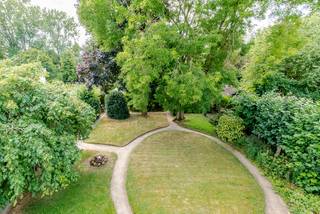 <p>Karaktervolle open bebouwing in Grimbergen met ruime volumes en grote tuin.</p><p><br /></p><p>Deze woning uit 1928 combineert authentieke art déco-elementen met een lichte opfrissing en een aangename woonbeleving in een residentiële en groene omgeving van Grimbergen. Originele details zoals de gebeitsde houten deuren, rustieke parketvloeren, de Bourgondische wandhaard met open haard en de originele toegangspoort geven deze woning een unieke uitstraling. De open bebouwing beschikt over royale leefruimtes, vijf slaapkamers, een volledig onderkelderde verdieping met wasplaats, wijnkelder en extra opslagruimte, én een garage. Het grote perceel is verdeeld in een charmante groentetuin en een parktuin, ideaal voor wie houdt van rust, groen en buitenleven. Dankzij de ligging nabij scholen, speelterreinen, openbaar zwembad, openbaar vervoer en belangrijke invalswegen geniet u hier van een uitstekende bereikbaarheid.</p><p><br /></p><p>Belangrijkste ruimtes:</p><p>• Inkomhal (22,4 m²) met authentiek karakter en stijlvolle ontvangst</p><p>• Woonkamer met rustieke parketvloer en open haard</p><p>• Eetkamer (26,3 m²) met aangename lichtinval</p><p>• Keuken (15,5 m²) met directe connectie naar de leefruimtes</p><p>• 5 slaapkamers, waaronder een ruime slaapkamer van 21,1 m²</p><p>• Badkamer met praktische indeling</p><p>• Volledig onderkelderde verdieping (72 m²) met wasplaats, wijnkelder en extra bergruimte</p><p>• Garage en extra parkeermogelijkheden</p><p>• Terras en grote tuin met groentetuin en parktuin</p><p><br /></p><p>Troeven:</p><p>• Authentieke woning uit 1928 met art déco-elementen en originele elementen</p><p>• Ruime volumes, volledig onderkelderd en voorzien van garage</p><p>• Groot perceel met unieke architectuur, groentetuin en parktuin</p><p><br /></p><p>Neem vandaag nog</p>