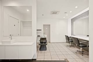 Deze ruime woning biedt enorme mogelijkheden om te wonen en werken. Het gelijkvloers is een handelsruimte met berging van 66m² en biedt mogelijkheden voor andere bestemmingen. Er is een toegang tot een ruime kelder van 25m² en achteraan een ruime berging. Aansluitend aan de achterkant van de eigendom bevindt zich een grote garage van ongeveer 32m² waar perfect 2 auto's kunnen geparkeerd worden.<br /><br />Vooraan de woning is een aparte inkom voor het woongedeelte met aansluiting voor wasmachine en droogkast. De woonst op de verdieping is lichtrijk en royaal van oppervlakte met een open keuken en een terras van 40m². De open trap in de woonkamer geeft dan weer toegang tot 3 slaapkamers op de 2de verdieping. <br /><br />Renovatieverplichting niet van toepassing, maar er is een offerte voor handen voor een nieuwe condenserende ketel waarbij je onmiddellijk aan een EPC van 277 kWh/m² jaar. Ramen reeds vernieuwd en dak geïsoleerd.<br /><br />Voor meer info en plaatsbezoek, contacteer Peter op 0495/511.391 of peter@therockrealestate.be.