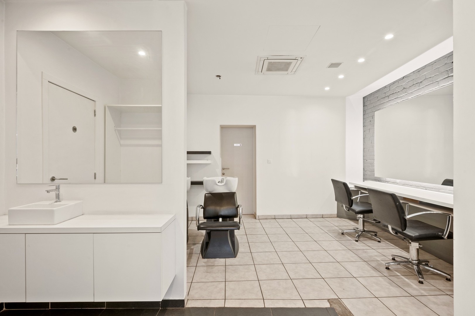 Handelsruimte met ruime woonst met enorme mogelijkheden op een centrale ligging in Harelbeke - foto 2