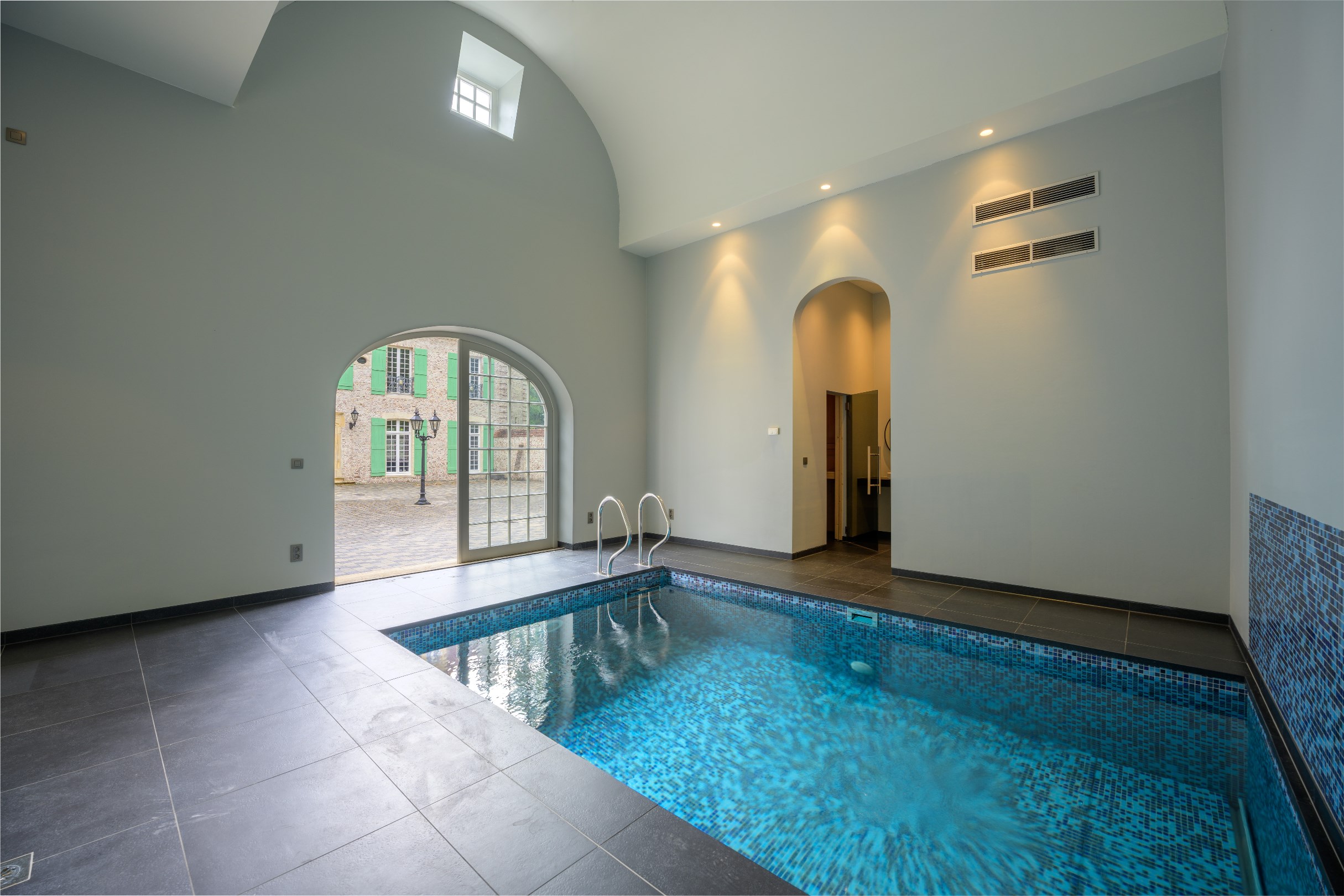 Exclusive castle villa on estate of 2,7 Ha - photo 2