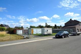 Goed gelegen bouwgrond van 267 m² geschikt voor het bouwen van een halfopen bebouwing, rustig gelegen in een doodlopende straat op een boogscheut van het centrum van Ranst. Perceelbreedte van 10 m. Maximaal bouwvolume: GLV 7m x 13m, eerste verdieping 7m x 13m en tweede verdieping 7m x 9m (onder hellend dak). Carport naast de woning is mogelijk. De bestaande constructies worden nog afgebroken op kosten van de verkoper. Alle nutsvoorzieningen in de straat aanwezig. Dit perceel wordt verkocht zonder bouwverplichting en is beschikbaar bij akte. Opmetingsplan te verkrijgen op eenvoudige aanvraag.