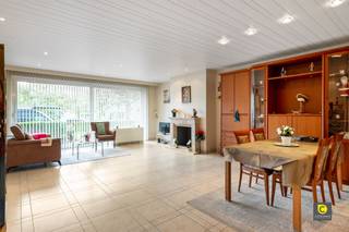 <p><span>Magnifique appartement 2-3 bdrm rooftop avec 2 chambres à coucher et 2 terrasses spacieuses sur le toit !</span></p><p><span>Cet appartement spacieux (161m²) et lumineux avec plus de 100m² d'espace extérieur est situé au dernier (6ème) étage d'un immeuble très bien entretenu avec ascenseur (jusqu'au 5ème étage). Situé dans une rue secondaire calme de la célèbre Fruithoflaan, les magasins, les écoles, les parcs, les installations sportives, les transports publics et les routes d'accès sont toujours à proximité. Ce bijou aux finitions de qualité et à l'état impeccable bénéficie d'un EPC favorable (B), ne contient pas d'amiante et est climatisé. En bref, un rêve pour ceux qui recherchent un appartement substantiel avec un emplacement de choix, des espaces extérieurs illimités et tout le confort.</span></p><p><span> </span></p><p><span>Hall d'entrée, salon, salle à manger &amp; cuisine :</span></p><p><span>On entre dans l'appartement par le hall d'entrée avec porte blindée, vidéophone et système d'alarme. Le parquet de haute qualité attire immédiatement l'attention ; vous le retrouverez également dans le hall de nuit/dressing, la chambre principale, le salon et la salle à manger. Le salon a une atmosphère chaleureuse grâce à la cheminée féerique. Le salon et la salle à manger sont suffisamment spacieux pour accueillir tous vos invités et vous bénéficiez toujours d'une belle vue sur la verdure et de la lumière naturelle. La cuisine semi-ouverte, attenante à la salle à manger, offre de nombreux espaces de travail et de rangement et est équipée d'une plaque vitrocéramique à 5 feux, d'une hotte aspirante, d'un four, d'un lave-vaisselle, d'un réfrigérateur-congélateur et d'un lavabo et demi.</span></p><p><span> </span></p><p><span>Hall de nuit/dressing, buanderie &amp; toilet :</span></p><p><span>Le hall de nuit abrite une armoire encastrée de qualité, ce qui en fait un véritable dressing. La lucarne ajoute une touche supplémentaire et apporte beaucoup de lumière naturelle. La buanderie est séparée et est équipée d'un double lavabo, d'armoires encastrées et offre beaucoup d'espace pour vos ustensiles de nettoyage, votre planche à repasser, etc. Les toilettes pour invités sont équipées d'un lave-mains, d'une armoire de décapage et d'une ventilation mécanique. </span></p><p><span> </span></p><p><span>Chambres à coucher &amp; salles de bains :</span></p><p><span>A l'origine, l'appartement avait 3 chambres, mais 2 chambres ont été fusionnées (18.6 &amp; 30m²), bien sûr cette opération peut facilement être inversée si vous le souhaitez. La chambre principale est sur parquet, comprend l'air conditionné, des volets électriques, un dressing et sa propre salle de bain en pierre naturelle (travertin). Elle comprend une combinaison baignoire/douche, un double lavabo avec armoire de toilette, des toilettes et des volets électriques. L'autre chambre dispose également de son propre dressing/rangement, d'armoires encastrées, de l'air conditionné et de volets électriques. Une 2ème salle de bain avec douche à l'italienne, radiateur sèche-serviettes et lavabo est également disponible.</span></p><p><span> </span></p><p><span>Terrasses, garage box, emplacement &amp; sous-sol :</span></p><p><span>La cerise sur le gâteau, ce sont les immenses terrasses sur le toit (46 &amp; 60m²) accessibles depuis presque toutes les pièces. C'est l'endroit idéal pour dîner, faire un barbecue, prendre un apéritif ou profiter tranquillement du soleil et/ou de l'ombre avec votre famille et/ou vos invités. C'est aussi une aubaine pour ceux qui ont la main verte, car vous pouvez vous laisser aller à créer un véritable jardin de ville en hauteur. L'eau, l'électricité et la lumière sont fournies, ainsi qu'un auvent électrique à l'avant et un espace de rangement supplémentaire. La place de parking en surface doit être achetée en plus (€ 10.000). Le garage box souterrain avec portail électrique est optionnel (€ 30,000). Un sous-sol spacieux est inclus dans le prix. </span></p><p><span> </span></p><p><span>Atouts supplémentaires :</span></p><p>-<span> Mobiscore 9.2/10</span><span> - </span><span>EPC B favorable - Sécurité amiante - EPC 161m² cfr - Climatisation - Volets électriques - Cheminée - Porte blindée et système d'alarme - 2 terrasses sur le toit - Compteurs séparés - Garage box, emplacement et sous-sol - Robinets thermostatiques - Compteurs individuels</span></p><p><span> </span></p>