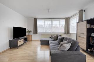 RUIM, LICHTRIJK DUPLEX-APPARTEMENT MET 2 SLAAPKAMERS, ZUID-GEORIËNTEERD TERRAS EN GARAGEGelegen op wandelafstand van het centrum van het pittorekse...
