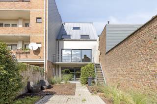 Op een steenworp van het bruisende centrum van Oostende, vind je deze unieke woning. Het pand uit 2003 combineert perfect een ruime gezinswoning...