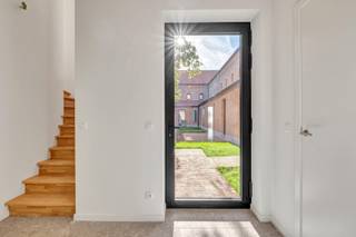 <p><strong>Uniek wonen in het voormalige Clarissenklooster</strong></p><p>In het centrum van Boom krijgt het voormalige Clarissenklooster een bijzondere nieuwe toekomst. <strong>CLARIS</strong> combineert authentiek historisch erfgoed met hedendaags en energiezuinig wooncomfort. Het project omvat 15 karaktervolle kloosterwoningen en 15 moderne nieuwbouwappartementen, samen rond een groene kloostertuin.</p><p>De ruime <strong>kloosterwoningen</strong> tellen 2 tot 3 slaapkamers, met bij verschillende woningen de mogelijkheid om de royale zolder verder in te richten tot <strong>4 of zelfs 5 slaapkamers</strong>.</p><p>Een belangrijke troef: de kloosterwoningen kunnen <strong>onder de geldende voorwaarden aan het verlaagde btw-tarief van 6%</strong> worden aangekocht. Dit kan een aanzienlijk financieel voordeel opleveren.</p><p>De <strong>nieuwbouwappartementen</strong> bieden 1 of 2 slaapkamers, veel natuurlijke lichtinval en ruime terrassen met zicht op de groene kloostertuin. De historische kloostermuur wordt geïntegreerd in de architectuur en geeft ook dit deel van CLARIS een uniek karakter.</p><p>Bovendien hoef je niet lang te wachten op je nieuwe thuis. De kloosterwoningen zijn reeds <strong>ruwbouw-winddicht</strong> en de oplevering is voorzien in het <strong>voorjaar van 2027</strong>. Na het maken van je afwerkingskeuzes komt je intrede dus snel dichterbij.</p><p><strong>Kortom, een unieke combinatie van geschiedenis, ruimte, groen en hedendaags wooncomfort!</strong></p>
