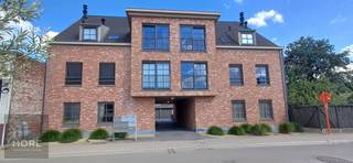 Gezellig gelijkvloersappartement te 9900 Eeklo bestaande uit ruime woonkamer, open ingerichte keuken, apart toilet, grote berging met aansluiting voor wasmachine, ruime badkamer met ligbad, 2 volwaardige slaapkamers en een zonneterras uitgevend op een stadstuintje. Dit woonappartement maakt deel uit van een kleine residentie en is erg rustig gelegen op een boogscheut van het centrum. <strong>Er wordt u tevens de mogelijkheid geboden om in dezelfde residentie een garagebox bij te kopen mits meerprijs. Toegankelijk voor mindervaliden.</strong><br />Kom vrijblijvend kijken en overtuig uzelf! <br /><br />Algemeen: basisidee is dat het appartement een ergonomische touch heeft. Niet uit een of andere frivoliteit maar uit het idee dat we met zijn allen ouder worden en ergonomie dan een belangrijk element is. Dat uit zich in :<br />- stopcontacten op 40cm hoogte ipv 20 cm waardoor je rug minder belast wordt<br />- het tabblad van de keukens is op een hoge stand<br />- de badkamers hebben een handvat<br />- deuren zijn normaliter voldoende breed om met een karretje te passeren<br />- op 1 punt na is alles zowat vlak in de vloer. er zijn bijvoorbeeld geen opstaande drempels in de deuren.<br /><br /><br /><u>Waarom wonen in Eeklo?</u><br />Centrale ligging: Vlot bereikbaar vanuit Gent, Brugge en Knokke, met goede verbindingen via trein, bus en fietswegen.<br />Groene omgeving: Dicht bij bossen, parken en natuurgebieden zoals Het Leen en het Meetjesland.<br />Voorzieningen: Winkels, horeca, scholen, sport- en medische faciliteiten binnen handbereik.<br />Cultureel & levendig: Actief stadsleven met wekelijkse markt, evenementen, en historisch erfgoed.<br />Betaalbaar wonen: Interessante prijs-kwaliteitverhouding voor wie comfortabel en rustig wil wonen.<br />Toekomstgericht: Investeringen in duurzame stadsvernieuwing maken van Eeklo een slimme woonkeuze<br /><br /><strong><span>Tekoopstelling onder voorwaarden; Zie www.more.be, "bijlagen" en onder voorbehoud van beschikbaarheid.</span></strong>