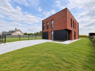 <p>Deze nieuwbouwwoning geniet een centrale ligging te Zwalm (dichtbij openbaar vervoer, diverse winkels, …). De woning is afgewerkt met kwaliteitsvolle, nieuwe materialen (hoge afwerkingsgraad) en de ruimtes in de woning werden geschilderd + lichtarmaturen in de woning aanwezig.</p>
<p>INDELING:</p>
<p>GELIJKVLOERS</p>
<p>– inkomhal + apart toilet<br />– ruime, lichtrijke leefruimte met open, ingerichte keuken + keukeneiland en frontaal zicht op de tuin<br />– bureau-ruimte<br />– aparte berging en/of wasruimte<br />– garage voorzien van sectionale poort</p>
<p>EERSTE VERDIEP<br />– nachthal<br />– vier ruime slaapkamers<br />– badkamer met badkamermeubel + douche & ligbad<br />– apart toilet<br />– kleine berging</p>
<p>TUIN + TERRAS + OPRIT</p>
<p>Algemene info:<br />– geen huisdieren<br />– Epc: A-LABEL<br />– installatie zonnepanelen aanwezig<br />– CV op aardgas (vloerverwarming)</p>
<p>Indien u meer info of een bezoek wenst, contacteer immo-deal bv: 0486 72 70 73.</p>