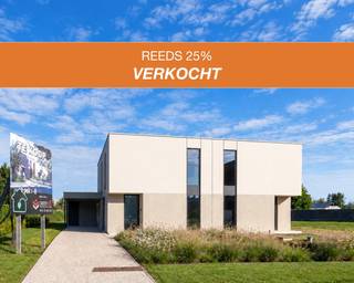 <p><strong><span>NIEUWBOUW IN HET GROEN, MET VOLLEDIGE VRIJHEID IN INDELING</span></strong></p>
<p><span>Op een rustige en groene toplocatie in Herselt worden vier moderne, energiezuinige halfopen woningen gerealiseerd. Dankzij de duurzame en uiterst stevige betonconstructie geniet u niet alleen van een kwalitatieve woning, maar krijgt u bovendien een grote vrijheid bij de inrichting.</span><strong></strong></p>
<h3><span>Uw woning, volledig afgestemd op uw wensen</span></h3>
<p><br /><span>De indeling van de eerste verdieping kan nog volledig vrij worden gekozen. Droomt u van twee ruime slaapkamers, drie slaapkamers of liever vier? De mogelijkheden zijn er. Zo creëert u vanaf het begin een woning die perfect aansluit bij uw gezin en levensstijl.</span></p>
<p><span>De woningen worden </span><strong><span>casco of volledig instapklaar </span></strong>aangeboden<span>. U kiest dus zelf hoeveel u uit handen wilt geven. Wenst u extra ontzorging? Dan begeleiden we u graag bij de technieken en de volledige binnenafwerking. Ook de keuken, badkamer en vloeren kunnen naar eigen smaak worden gekozen.</span></p>
<h3><span>Energiezuinig en comfortabel wonen</span></h3>
<p><span>De woningen zijn ontworpen met het oog op hedendaags wooncomfort en een laag energieverbruik. Met een </span><strong><span>E-peil van -8, </span></strong>dankzij<strong><span> </span></strong><span>zonnepanelen, een warmtepomp met vloerverwarming en een ventilatiesysteem bent u verzekerd van een bijzonder energiezuinige en toekomstgerichte woning.</span></p>
<p><span>De ruime leefruimtes genieten dankzij de grote raampartijen van een aangename natuurlijke lichtinval en staan rechtstreeks in verbinding met de tuin. Zo haalt u het groene karakter van de omgeving ook letterlijk naar binnen.</span></p>
<h3><span>Alles dichtbij, natuur om de hoek</span></h3>
<p><span>De ligging combineert het beste van twee werelden. Het centrum van Herselt, winkels, scholen en sportaccommodatie bevinden zich allemaal op minder dan </span><strong><span>300 meter</span></strong><span>. Tegelijkertijd wandelt of fietst u zo de natuur in, met de prachtige landschappen en routes van </span><strong><span>de Merode</span></strong><span> vlakbij.</span></p>
<p><span>Ook pendelaars genieten van een vlotte bereikbaarheid: de oprit van de </span><strong><span>E313 ligt op ongeveer 10 km</span></strong><span>, met een goede verbinding richting Antwerpen, Hasselt en Leuven.</span></p>
<h3><span>Belangrijkste troeven</span></h3>
<ul>
<li><span>Vier moderne, energiezuinige halfopen nieuwbouwwoningen</span></li>
<li><strong><span>E-peil -8 </span></strong>dankzij z<span>onnepanelen, warmtepomp en ventilatiesysteem</span></li>
<li><span>Duurzame en uiterst stevige betonconstructie</span></li>
<li><strong><span>Vrij te kiezen indeling van de eerste verdieping: </span></strong><span>Mogelijkheid tot 2, 3 of 4 slaapkamers</span></li>
<li><span>Ruime en lichtrijke leefruimtes met toegang tot de tuin</span></li>
<li><span>Verkrijgbaar </span><strong><span>casco of volledig instapklaar</span></strong></li>
<li><span>Prijs inclusief ruwbouw wind- en waterdicht, grondwerken en buitenriolering</span></li>
<li><span>Volledige begeleiding voor technieken en binnenafwerking mogelijk</span></li>
<li><span>Plannen en lastenboek beschikbaar</span></li>
<li><strong><span>6% btw mogelijk onder bepaalde voorwaarden</span></strong></li>
</ul>
<p><strong><span>Een energiezuinige nieuwbouwwoning met maximale vrijheid, op een rustige en groene locatie waar alles binnen handbereik ligt.</span></strong></p>
<p><span>Interesse in één van deze woningen? </span><strong><span>Contacteer ons voor de plannen, het lastenboek en meer informatie.</span></strong></p>