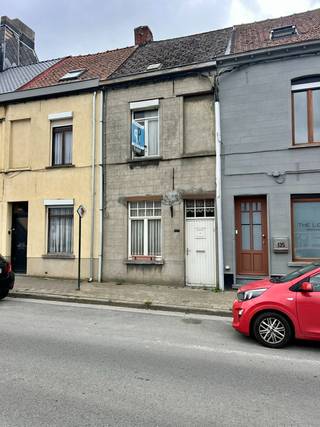 Aan de rand van centrum Zottegem, op wandelafstand van station en ziekenhuis, vinden we deze te renoveren rijwoning, voorzien van een 2-delige leefplaats, keukentje en badkamer, alsook een achterliggende berging (eventueel open te maken voor het creëren van een koertje). Op het verdiep zijn er 2 ruime kamers en een vaste trap naar de zolder. Verder beschikt deze woning over een kelder. Ideaal voor de doe-het-zelver of als starterswoning. Voor meer inlichtingen of een bezoek, contacteer Veronique 0483/676579