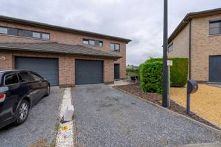 Deze rustig gelegen gezinswoning te Evergem betreft halfopen bebouwing. Gelegen op een uiterst centrale locatie nabij het centrum van Evergem, dichtbij winkels, scholen, faciliteiten en de wekelijkse zaterdag markt op het dorpsplein. Kindvriendelijke buurt, doodlopend straatje. <br /><br />Op het gelijkvloers vindt u een inkomhal met gastentoilet, bureelruimte (met trap), ruime lichtrijke woonkamer , keuken met praktische voorraadberging, aansluitend eetkamer met toegang tot terras en tuin. Vooraan de woning vindt u een inpandige garage. Op de 1° verdieping vindt u de hal, badkamer (met ligbad en douche) en drie ruime slaapkamers. <br /><br />Buiten kan u genieten van de achtertuin, in alle rust en privacy. <br /><br />Vraag nu uw bezoek aan via 0472/98.16.29 of immovercruysse.verkoop@gmail.com