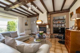 <p>Te koop: open bebouwing in bungalowstijl in een rustige doodlopende straat in Humbeek, met een mooie tuin en garage.</p>
<p> </p>
<p>Deze woning uit 1977 biedt het comfort van gelijkvloers wonen in een residentiële omgeving. Gelegen in Lusweg, geniet u van privacy en rust, terwijl scholen, openbaar vervoer en invalswegen vlot bereikbaar zijn. De ruime tuin vormt een groene oase, ideaal voor ontspanning of tuinliefhebbers. De garage biedt praktische opbergruimte en veilige stalling.</p>
<p> </p>
<p>Belangrijkste ruimtes:<br />• Woonkamer met aangename lichtinval en directe toegang tot de tuin<br />• Twee slaapkamers met voldoende ruimte voor kasten<br />• Garage met directe toegang tot de woning<br />• Zolder voor extra opslagmogelijkheden<br />• Grote tuin </p>
<p> </p>
<p>Troeven:<br />• Bungalow met gelijkvloers wooncomfort<br />• Rustige ligging in een doodlopende straat<br />• Grote tuin en praktische garage</p>
<p> </p>
<p>Neem vandaag nog contact op met uw ERA-makelaar voor een bezoek.</p>
<p> </p>
<p>JOUW DROOMHUIS. ZO GEVONDEN!</p>