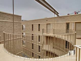 <p><span>Dit appartement maakt deel uit van 'Demerpatio', dat werd gerealiseerd op de Ezeldijksite.<br />Het appartement heeft 2 slaapkamers, beschikt over alle comfort en werd afgewerkt met hedendaagse en duurzame materialen. <br /></span><span>Uitstekend gelegen voor een vlotte verbinding van Diest naar Leuven, Tienen, Aarschot, Hasselt en Brussel</span><span><br />Vlakbij de prachtige natuur van het Webbekoms Broek, </span><span>winkels, scholen en station liggen op fiets en wandelafstand</span></p><p><span>Indeling:<br />- Inkomhal <br />- Apart toilet<br />- Leefruimte<br />- Open keuken<br />- Terras 9.7 m² <br />- 2 slaapkamers <br />- Badkamer met douche<br />- Berging<br />- Kelder <br />- Autostaanplaats</span></p><p><span>Pluspunten<br />- Fietsen kunnen veilig geparkeerd worden in de afgesloten fietsenstallingen.<br />- Appartement wordt volledig geschilderd en voorzien van raamdecoratie<br /><br /></span></p><p><span>De huurprijs bedraagt €1050,00 + €75,00 gemeenschappelijke kosten forfaitair + €50,00 provisie voor verwarming per maand.<br /><br /></span></p><p><span>Wenst u graag een bezoek?<br />Vul de kandidaatstelling in op ImmoDiest.be (onder te huur -> Schoenmakersstraat 2B3 - 3290 Diest -> Oranje knop 'vraag uw bezoek aan').<br />Van zodra wij deze informatie ontvangen hebben, nemen wij contact met u op.</span></p><p><span> </span></p><p><span> </span></p>