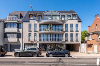 <strong>Duplex appartement met twee terrassen en ondergrondse staanplaats in het centrum van Schilde</strong><br /><br /><strong>Instapklaar duplex appartement</strong> met een <strong>doordachte indeling, veel natuurlijke lichtinval en twee zonnige terrassen</strong>, ideaal gelegen in <strong>het hart van Schilde.</strong><br /><br />Via de inkomhal betreedt deze verzorgde duplex, waar hedendaags wooncomfort en een praktische indeling hand in hand gaan. De <strong>lichtrijke leefruimte met open keuken</strong> vormt het centrale hart van de woning en biedt een aangename verbinding met het eerste terras. Dankzij de <strong>twee slaapkamers met elk een eigen douchekamer</strong> is dit appartement bovendien bijzonder comfortabel en functioneel.<br /><br />De eerste verdieping:<br />een <strong>inkomhal</strong> met<strong> ingemaakte vestiairekasten</strong>,<br />een <strong>apart gastentoilet</strong>,<br />een lichtrijke <strong>leefruimte met airconditioning</strong>,<br />een <strong>volledig ingerichte keuken</strong>,<br />een <strong>praktische berging/wasplaats</strong> aansluitend aan de keuken,<br />toegang tot het <strong>eerste aangename terras </strong>via de leefruimte,<br />een <strong>eerste slaapkamer met airconditioning</strong>,<br />een <strong>ensuite douchekamer </strong>met wastafel.<br /><br />De tweede verdieping:<br />een ruime <strong>tweede slaapkamer met airconditioning</strong>,<br />een ensuite <strong>douchekamer met wastafel</strong>,<br />rechtstreekse toegang tot een <strong>ruim en zonnig dakterras</strong>.<br /><br />De terrassen:<br />een <strong>eerste terras aansluitend aan de leefruimte</strong>, ideaal om buiten te genieten,<br />een ruim <strong>tweede dakterras bereikbaar vanuit de slaapkamer</strong> op de bovenverdieping (tegels worden geraangelegd),<br /><br />Algemeen:<br /><strong>instapklaar duplex appartement</strong> op een <strong>centrale ligging</strong>,<br /><strong>airconditioning in de leefruimte en beide slaapkamers</strong>,<br /><strong>twee volwaardige slaapkamers</strong>, elk <strong>met een eigen douchekamer</strong>,<br /><strong>ondergrondse autostaanplaats en privatieve kelderberging </strong>aan te kopen voor € 25.000,<br />maandelijkse gemeenschappelijke kosten van ca. € 200.<br /><br />Een verzorgd en <strong>instapklaar duplex appartement dat comfort en een centrale ligging moeiteloos combineert. </strong>De <strong>twee terrassen</strong>, de <strong>slaapkamers met ensuite douchekamers </strong>en de <strong>ondergrondse staanplaats </strong>maken dit een bijzonder aantrekkelijke woonst voor wie op zoek is naar <strong>zorgeloos wonen in het centrum van Schilde.</strong>