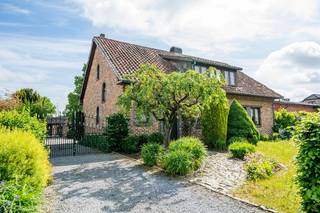 Deze charmante open bebouwing, rustig gelegen in de Dijkstraat, heeft een living met "halfopen" keuken en een veranda van waaruit je een mooi zicht op de tuin hebt. In de tuin kan je zowel van het zonnetje genieten op het terras of achteraan van de schaduw onder de boom, de weilanden erachter zorgen voor extra rust.<br />Verder zijn er in het huis drie slaapkamers, een badkamer met douche, een wasplaats en twee aparte toiletten.<br />Het perceel is ongeveer 20m breed en 50m diep en linksachter staat de garage.<br /><br />Wil je dit huis graag bezichtigen of had je graag meer info bekomen? Bel dan snel op het nummer 0491 15 30 43 of mail naar hallo@nielsvastgoed.be<br />Ik help je graag verder