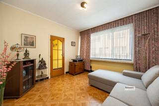 <p><span>Centraal gelegen gezellig huis met twee slaapkamers en tuin.</span></p><p><span> </span></p><p><span>Pal in het centrum van Deurne gelegen, dichtbij winkels, scholen en openbaar vervoer.</span></p><p><span>Het huis is te renoveren.</span></p><p><span> </span></p><p><span>Indeling:</span></p><p><span> </span></p><p><span>Gelijkvloers:</span></p><p><span> </span></p><p><span>Inkomhal. </span></p><p><span>Leefruimte, deels aan de voorkant, deels eetplaats achteraan.</span></p><p><span>Open keuken met aansluitend de badkamer. <br />Tussen de twee leefruimtes is een toegang tot een kleine, droge kelder.</span></p><p><span>Achter de keuken is nog een eenvoudige veranda met toegang tot de tuin met</span></p><p><span>een tuinberging.</span></p><p><span> </span></p><p><span>Eerste verdieping:</span></p><p><span> </span></p><p><span>Twee slaapkamers, een aan de voorkant en een aan de achterkant.</span></p><p><span> </span></p>