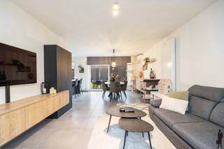 <p>In een doodlopende straat in het landelijke Kieldrecht, op wandelafstand van scholen en winkels, ligt deze quasi-nieuwbouwwoning (2019) die rust, ruimte en comfort perfect combineert. Een ideale plek voor wie graag veilig en zorgeloos wil wonen, met alles dichtbij.</p>
<p>De woning biedt maar liefst ca. 186 m² bewoonbare oppervlakte en is praktisch en licht ingericht met een ruime leefruimte, een volledig uitgeruste keuken en drie volwaardige slaapkamers. De afwerking is modern en kwalitatief, met onder meer maatkasten, stalen deuren en airconditioning. Alles is perfect instapklaar.</p>
<p>Buiten geniet u van een volledig omheinde, aangelegde tuin met meerdere terrassen — een fijne plek voor kinderen om te spelen en voor volwassenen om tot rust te komen. Dankzij de doodlopende straat is er nauwelijks verkeer, wat de buurt extra rustig en veilig maakt.</p>
<p>Deze woning is helemaal klaar voor de toekomst:</p>
<ul>
<li>Energiezuinig: EPC A – E-peil 24</li>
<li>Driedubbele beglazing</li>
<li>Zonnepanelen</li>
<li>Warmtepomp (lucht/lucht)</li>
<li>Ventilatiesysteem D</li>
<li>Hoogwaardige isolatie in vloer, dak en muren</li>
</ul>
<p>Dat betekent: lage energiekosten, veel wooncomfort en geen renovatieverplichting.</p>
<p>Een grote troef is de aparte praktijk- of bureauruimte naast de woning. Ideaal voor wie van thuis uit werkt, een vrij beroep uitoefent of gewoon extra ruimte zoekt voor hobby’s of opslag.</p>
<p>Verdere troeven zijn de bijgebouwde carport met watervoorziening en drie extra private parkeerplaatsen, een regenwaterput van 5.000 liter (toiletten, wasmachine en buitenkranen zijn hier op aangesloten), airconditioning in meerdere ruimtes, waterontharder, videofoon en moderne technieken.</p>
<p>Kortom: Een woning die praktisch, energiezuinig en aangenaam wonen moeiteloos samenbrengt, op een locatie waar rust en bereikbaarheid hand in hand gaan. Hier kunt u gewoon verhuizen en beginnen genieten.</p>
<p>Interesse of een bezichtiging plannen? Neem snel contact op via wouter@deboerenpartners.be of telefonisch op 03 377 55 00!</p>