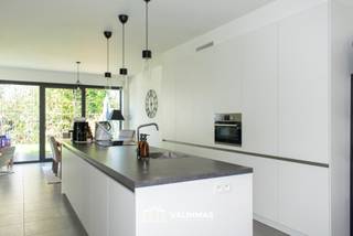 VALIMMAS verhuurt deze recente, eigentijdse woning met tuintje, 3 terrassen en een individuele garagebox in de ondergrondse verdieping...