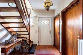 <p>Deze stevige halfopen bebouwing is centraal gelegen in Asse, langs de N9. Dankzij de vlotte verbinding is de woning ideaal voor wie met de wagen richting Asse, Brussel of de omliggende gemeenten pendelt. Winkels en andere voorzieningen bevinden zich in de onmiddellijke omgeving.</p>
<p>De woning beschikt over een EPC-label C en is voorzien van driedubbele beglazing, een condensatieketel op gas en geïsoleerde muren. Een solide basis met bovendien heel wat mogelijkheden.</p>
<p>Op het gelijkvloers bevinden zich een inkomhal, een praktische berging met wasplaats, een keuken met zicht op de tuin en een ruime leefruimte met gezellige open haard.</p>
<p>De eerste verdieping omvat drie slaapkamers en een badkamer. Daarnaast is er een ruime zolderverdieping. Mits het plaatsen van een vaste trap, waarvoor voldoende ruimte aanwezig is, kan deze ruimte perfect worden ingericht als extra slaapkamer(s), bureau of hobbyruimte.</p>
<p>Een robuuste woning met potentieel, ideaal voor wie ruimte en een centrale, vlot bereikbare ligging belangrijk vindt.<br /><br />Meer info? Een bezoek? Bel Jordi 0477/32.61.53</p>