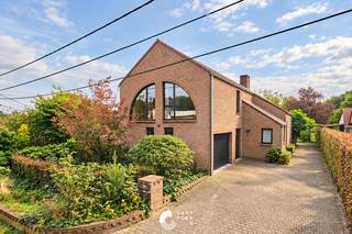 <p>Prachtig gelegen gezinswoning met privé bosterrein en EPC B<br /><br />Deze woning gelegen op een zeer rustige en groene locatie in Eksel. De woning werd gebouwd rond 1990 en is door de originele eigenaren zeer goed onderhouden door de jaren. De woning is voorzien van 4 slaapkamers, een badkamer, inpandige garage en een grote kelder. Een van de grootste bijzonderheden van dit eigendom is de achterliggende bosgrond wat zorgt voor een totaal oppervlakte van 25 are en 52 ca. Dit is werkelijk een paradijsje aan huis en niet iets wat je vaak tegenkomt. <br /><br />De indeling van de woning is als volgt:<br /><br />KELDER:<br />- Berging <br />- CV ruimte<br /><br />GELIJKVLOERS: <br />- Inkomhal<br />- Toilet<br />- Living <br />- Bureau<br />- Eetkamer<br />- Veranda<br />- Keuken<br />- Bijkeuken/wasruimte<br />- Inpandige garage<br /><br />EERSTE VERDIEPING:<br />- Grote overloop/nachthal<br />- Slaapkamers<br />- Badkamer<br />- Toilet<br /><br />BUITEN:<br />- Aangelegde oprit<br />- Terras <br />- Tuinhuis<br />- Aangrenzend bos<br />- Veel privacy<br /><br />TROEVEN:<br />+ EPC B<br />+ Zonnepanelen met certificaten<br />+ Airco's<br />+ aangrensend bosterrein van 18 are71ca <br />+ Grote kelder<br />+ Inpandige garage<br />+ Ruimtelijk ingedeeld<br />+ 4 Slaapkamers<br /><br />Droomt u van een ruime gezinswoning waar u thuiskomt in alle rust, met uw eigen stukje bos als achtertuin? Dan is deze woning in Eksel zeker een bezoek waard. Neem contact met ons op en ontdek zelf de ruimte, het groen en de privacy die deze bijzondere eigendom te bieden heeft.</p>