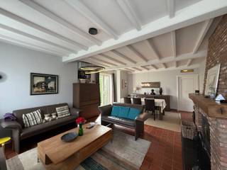 Ontdek deze charmante gelijkvloerse woning, gelegen in het groene en rustige Noorderwijk. Een ideale thuis voor wie op zoek is naar comfort, energiezuinigheid en een aangename leefomgeving.<br /><br />De instapklare woning beschikt over drie volwaardige slaapkamers, een vernieuwde badkamer met moderne afwerking en een ruime, lichtrijke leefruimte. <br /><br />De volledig uitgeruste keuken beschikt over een oven, microgolfoven, vaatwasser, koelkast en kookplaat.<br /><br />Daarnaast bevindt zich op de bovenverdieping een ruime zolder die zich uitstrekt over de volledige verdieping. Hier is een extra kamer voorzien die perfect kan dienen als logeerkamer, hobbyruimte of bureau.<br /><br />De woning is uitgerust met 28 zonnepanelen, dubbele beglazing en wordt uitstekend onderhouden. Dit zorgt voor een laag energieverbruik en een comfortabel binnenklimaat. De afgesloten tuin met verzorgd gazon biedt voldoende privacy om in alle rust van het buitenleven te genieten. Daarnaast zijn er rolluiken voorzien in de keuken en slaapkamers.<br /><br />Tot slot is er een ruime garage aanwezig die extra bergruimte voorziet. <br /><br />Er is eveneens de mogelijkheid om meubelstukken of andere individuele zaken van de eigenaar over te nemen.<br /><br />De eigenaar zal een brandverzekering afsluiten die een clausule van afstand van verhaal ten aanzien van de huurder bevat. Deze is inbegrepen in de huurprijs.<br /><br />De woning is onmiddellijk beschikbaar.<br /><br />De troeven:<br />• Gelijkvloers wonen – alles binnen handbereik<br />• Ruime (wijn) kelder<br />• Airco aanwezig<br />• Tuin met 2 terrassen <br />• Kachel aanwezig<br />• Instapklaar<br /><br />Heb je interesse? Vraag uw bezoek aan via onze website https://www.immovl.be/te-huur/list en druk op de knop '<strong>IK WENS EEN BEZOEK</strong>'.