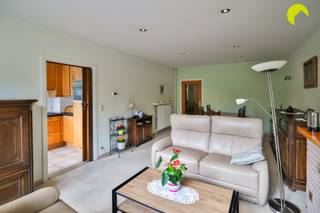 <p><span>In de super rustige Hof Savelkoulwijk wordt dit mooie opbrengsteigendom van 2 appartementen te koop aangeboden.</span></p><p><span>De wijk wordt gekenmerkt door haar zeer rustige woonomgeving, maar toch vlakbij openbaar vervoer (tram, trein en bus op wandelafstand!). Wandelen tussen de velden? Is slechts op 2 minuten gelegen.</span></p><p><span>Ook scholen, supermarkt, winkelcentrum,... zijn vlakbij.</span></p><p><span> </span></p><p><span>Indeling:</span></p><p><span> </span></p><p><span>Op het gelijkvloers is er een appartement met 2 slaapkamers (13m² en 5,5m²), een verzorgde woonkamer (24m²), keuken met hoekramen, badkamer en mooie tuin. Het gelijkvloers is ook voorzien van een zeer ruime garagebox.</span></p><p><span>Totale oppervlakte gvl appartement: 69m².</span></p><p><span> </span></p><p><span>Op de eerste verdieping is er een duplex appartement bestaande uit: woonkamer (24m²), keuken, badkamer (vernieuwd 2021), 2 slaapkamers en een terrasje.</span></p><p><span>Op de tweede verdieping hebben we verder één grote ruimte van ca. 25m² met nog een aparte bureauruimte.</span></p><p><span>Totale oppervlakte duplex: ca. 100m².</span></p><p><span> </span></p><p><span>Tot slot is er een ruime kelder aanwezig.</span></p><p><span> </span></p><p><span>Afwerking:</span></p><p><span> </span></p><p><span>De appartementen zijn zeer verzorgd.<br />Het gebouw heeft een betonstructuur.</span></p><p><span>Overal dubbele beglazing, zonnepanelen én batterij werden geïnstalleerd.</span></p><p><span> </span></p><p><span>Beide appartementen hebben aparte nutsvoorzieningen.</span></p><p><span> </span></p><p><span>Beschikbaarheid</span><span>:</span></p><p><span> </span></p><p><span>Het volledige gebouw is vrij vanaf 1 april 2027.</span></p><p><span> </span></p><p><span>Belangrijkste kenmerken:</span></p><p><span> </span></p><p><span>- Meergezinswoning van 2 eenheden met basisakte</span></p><p><span>- Zeer verzorgd gebouw</span></p><p><span>- Topligging in rustige woonwijk</span></p><p><span>- Aangename tuin</span></p><p><span>- Ruime garage</span></p><p><span>- Elektriciteit conform<br />- Geen asbest gevonden</span></p><p><span> </span></p><p><span>EPC gelijkvloers: 225 kWh/m²j </span></p><p><span>EPC duplex: 136 kWh/m²j</span></p><p><span> </span></p><p><span>Oppervlakte volgens meting EPC.</span></p><p><span> </span></p><p><span>Voor meer info of een bezoek ter plaatse bel 03/449.42.41 of surf naar www.habicom.be </span></p><p><span>Benieuwd naar de waarde van jouw woning? Check het gratis op www.watismijnhuiswaard.be </span></p><p><span> </span></p>