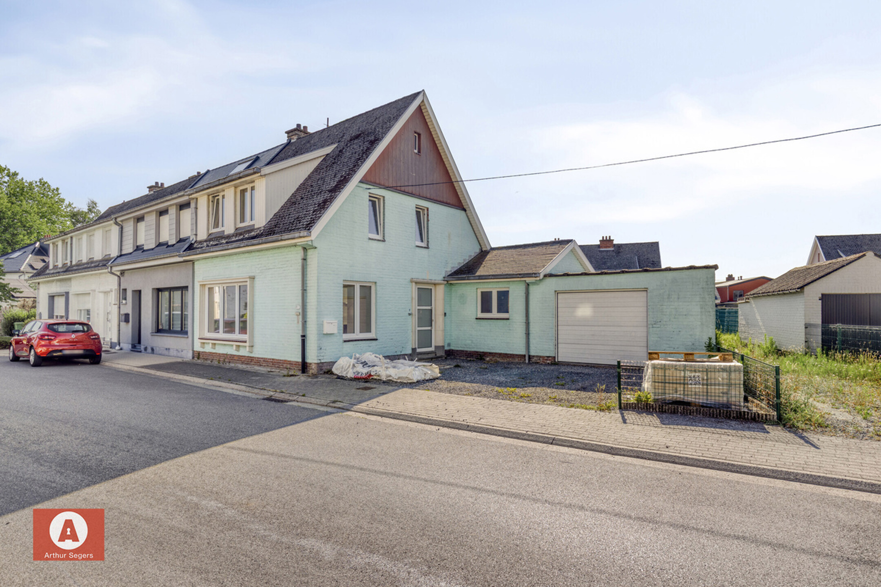 TE HUUR: Recent gerenoveerde halfopen woning met drie slaapkamers en garage in rustige straat - foto 1