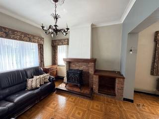 <p><span>Te renoveren of te herbouwen woning met open zicht op de velden in Rummen.</span></p><p><span>Op een ruim perceel van 15a 10ca vindt u deze landelijk gelegen eigendom met prachtig open uitzicht over de velden en een zuidwestelijke oriëntatie — een uitzonderlijke ligging voor wie rust en ruimte zoekt.</span></p><p><span>De huidige woning beschikt over 159 m² (volgens EPC) bewoonbare oppervlakte en 3 slaapkamers, maar biedt naast renovatie ook de mogelijkheid tot volledige afbraak en heropbouw. Dit opent interessante toekomstkansen, zowel qua indeling als energieprestaties.</span></p><p><span>Bovendien kan dit project, onder de geldende voorwaarden, in aanmerking komen voor gunstige fiscale regelingen zoals het verlaagd registratierecht en/of het verlaagde btw-tarief bij afbraak en heropbouw (6%), wat het totaalproject extra interessant maakt.</span></p><p><span>Extra troeven zijn de binnenkoer met carport en de authentieke duiventil die het landelijke karakter versterken.</span></p><p><span>Renovatieverplichting: dit pand heeft een EPC-label F en valt onder de renovatieverplichting van de Vlaamse overheid. De koper dient binnen de vijf jaar na aankoop (akte) het EPC te verbeteren naar minimaal label D.</span></p><p><span>Opgegeven maten en oppervlaktes zijn steeds onder voorbehoud.</span></p><p><span>Wenst u meer info of een plaatsbezoek? Wij zijn dagelijks, ook buiten kantooruren, bereikbaar en plannen voor u graag een bezoek. Ons telefoonnummer: 0485 34 56 71, <span>www.mca-vastgoed.be</span></span><span> </span></p>