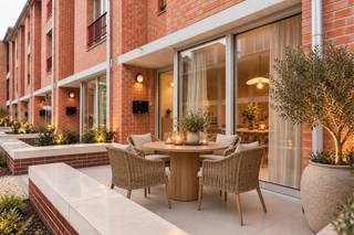 INSTAPKLARE STADWONING MET 4 RUIME SLAAPKAMERS - TERRAS EN STADSTUIN – 6% BTW MOGELIJK <br /><br />Wonen in Hof Berlamuze is kiezen voor ruimte, rust en licht, midden in de stad. Deze grondgebonden nieuwbouwwoning ligt in het autovrije, groene binnengebied en combineert comfort met een doordachte indeling. <br /><br />De  verrassend ruime stadswoning telt drie volwaardige bouwlagen, vier slaapkamers en twee badkamers. Op het gelijkvloers is er een lichtrijke doorzonleefruimte met open, volledig ingerichte keuken, praktische berging en inkomhal met gastentoilet. De keuken geeft uit op een zuidgericht privatief terras aan het groene binnengebied. Via het grote schuifraam in de leefruimte stap je zo in de omheinde stadstuin met zicht op een rustig kruiwagenpad. <br /><br />Op de eerste verdieping vind je twee ruime slaapkamers en een derde kamer, ideaal als bureau of babykamer. De badkamer beschikt over een inloopdouche, dubbel lavabomeubel en toilet. De tweede verdieping is ingericht als riante masterbedroom met dressing en ensuite badkamer met douche en toilet. <br /><br />Ondergrondse parking aanwezig. <br /><br />Verlaagd btw-tarief van 6% mogelijk, goed voor een besparing van € 69.000 (onder voorwaarden). <br /><br />Info of afspraak: www.hofberlamuze.be - wonen@fidesinvest.be - 03 232 54 00 