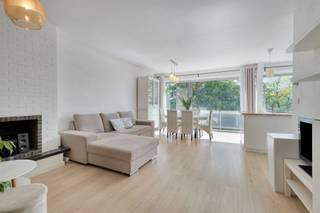 <p>Welkom in dit gezellige appartement op de tweede verdieping van een goed onderhouden appartementsgebouw. De woonst combineert een praktische indeling met aangename lichtinval en biedt alle comfort voor wie op zoek is naar een instapklaar appartement. <br />Via de inkomhal komt u in de ruime en lichtrijke leefruimte. De open keuken vormt een mooi geheel met de woonkamer en is volledig uitgerust met de nodige kwalitatieve toestellen. Het eiken werkblad en de stijlvolle Italiaanse marmertegels zorgen voor een warme en eigentijdse uitstraling. <br />Het appartement beschikt over drie slaapkamers. Twee slaapkamers bieden een prachtig uitzicht op de goed onderhouden gemeenschappelijke tuin, terwijl de derde slaapkamer toegang geeft tot het balkon. De stijlvolle, vernieuwde badkamer is voorzien van een inloopdouche, dubbele wastafel en toilet. <br />Verder beschikt het appartement over een praktische berging met plaats voor een wasmachine en droogkast, een zuidgericht terras en een privatieve kelderberging. <br /><strong>LOCATIE</strong><br />Gelegen in een aangename en rustige woonomgeving, met winkels, horeca, scholen en openbaar vervoer op korte afstand. Ook de belangrijkste verbindingswegen zijn vlot bereikbaar. Zo geniet u van een rustige ligging met alle dagelijkse voorzieningen binnen handbereik. <br /><strong>TROEVEN </strong><br />+ Gerenoveerd in 2021 <br />+ 3 slaapkamers <br />+ Elektrische rolluiken in de woonkamer en alle slaapkamers <br />+ Elektriciteit conform AREI <br />+ Geen asbest <br />+ Privatieve kelderberging <br /><br /><strong>Interesse? Neem contact met ons op en ontdek zelf de troeven van dit appartement tijdens een bezoek ter plaatse.</strong></p>