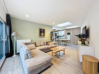 Modern en energiezuinig gelijkvloers appartement bestaande uit een inkomhal met afzonderlijk toilet, een gezellige leefruimte met eet- en zithoek...