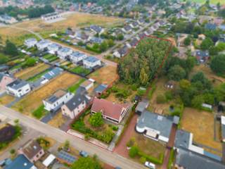 Op een rustige en groene locatie in de Kromstraat 49 te Retie bevindt zich deze bijzonder ruime woning met maar liefst 335 m² bewoonbare oppervlakte, gelegen op een prachtig perceel van 2.715 m².<br />De woning werd gebouwd in 1983 en grondig gerenoveerd in 2010. Dankzij de royale ruimtes biedt ze tal van mogelijkheden voor een groot gezin, thuiswerk of hobby's. Ze beschikt onder meer over 4 ruime slaapkamers, een grote zolder, een volledige kelderverdieping en een inpandige garage aan de rechterachterzijde.<br />Ook op energetisch vlak scoort de woning uitstekend voor haar bouwjaar. Met EPC-label B en een energiescore van 178 kWh/m² geniet u van een comfortabele en energiezuinige woning.<br />Een absolute troef is het uitzonderlijke perceel. Het terrein is maar liefst circa 100 meter diep en loopt achteraan over in een eigen bosrijke, groene omgeving. Hierdoor geniet u van veel privacy, rust en een bijzonder aangenaam uitzicht op het groen.<br />Ondanks deze rustige ligging woont u hier verrassend centraal. De Markt van Retie bevindt zich op korte afstand en ook scholen en andere voorzieningen zijn vlakbij.<br />Een unieke combinatie van ruimte, groen en een centrale ligging in Retie. Ideaal voor wie royaal wil wonen en tegelijk wil genieten van rust en privacy.