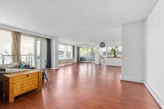 <p>Te koop: ruim appartement op de Groenenborgerlaan in Wilrijk, met vlotte verbinding naar Antwerpen centrum en belangrijke invalswegen.</p>

<p> </p>

<p>Dit appartement biedt vier volwaardige slaapkamers, ideaal voor grote gezinnen, thuiswerkers of wie extra kamers wenst voor dressing, bureau of hobbyruimte. Er is veel bergruimte aanwezig en een garage met elektrische poort kan optioneel worden mee aangekocht (€45.000)voor extra comfort en veiligheid. De ligging is bijzonder praktisch: nabij scholen, winkels en openbaar vervoer.</p>

<p> </p>

<p>Belangrijkste ruimtes:<br />• Woonkamer met airco en veel lichtinval<br />• Keuken met vaatwasser, dampkap, microgolfoven en elektrisch oven<br />• Vier slaapkamers, waarvan sommige met ingemaakte kasten, dressing en airco<br />• Badkamer met douche, zitbad, toilet, wastafel en ventilatiesysteem<br />• Twee bergingen voor extra opslag<br />• Apart toilet met handenwasser</p>

<p> </p>

<p>Troeven:<br />• Vier volwaardige slaapkamers, flexibel in gebruik<br />• Veel bergruimte en optionele garage met elektrische poort<br />• Centrale ligging met uitstekende bereikbaarheid<br />• Gelijksvloer appartement</p>

<p> </p>

<p>Neem vandaag nog contact op met je ERA-makelaar voor een bezoek.</p>

<p> </p>

<p>JOUW DROOMAPPARTEMENT. ZO GEVONDEN!</p>