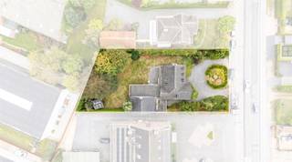 Charmante te renoveren villa/af te breken villa met bouwvergunning voor 8 appartementen en 12 staanplaatsen. Ideale commerciële ligging nabij alle winkels. VEEL POTENTIEEL!! Bezoek na afspraak met/plannen in te kijken bij Immo Beguin: info@immobeguin.be