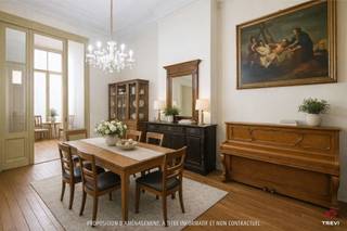 <p><strong>BRUSSEL Centrum</strong> – Achter haar karaktervolle gevel onthult deze Brusselse woning uit 1890 een authentieke sfeer en een zeldzaam potentieel. Gelegen in het hart van de Libertés-wijk, op een steenworp van het Barricadenplein, geniet zij van een centrale en gegeerde ligging, terwijl ze tegelijk rust biedt dankzij een discrete straat.<br />De royale volumes, de mooie plafondhoogtes en de verdeling over meerdere niveaus vormen een ideaal canvas voor een ambitieus en volledig op maat gemaakt renovatieproject. Gezellige leefruimtes, comfortabele slaapkamers, bureaus en polyvalente ruimtes: elke verdieping opent nieuwe mogelijkheden en nodigt uit om de woning opnieuw vorm te geven volgens uw wensen.<br />Achteraan verlengt een intieme binnenkoer de leefruimtes, terwijl de hogere verdiepingen nog tal van inrichtingsmogelijkheden bieden, zoals een master suite, een creatieve ruimte of een thuiskantoor. Kelders en zolder vervolledigen het geheel en versterken het potentieel van dit pand.<br />Deze woning richt zich tot liefhebbers van historische architectuur, creatieve geesten en renovatie-enthousiastelingen die een karaktervolle woning met geschiedenis nieuw leven willen inblazen, in het hart van Brussel.</p>
<p><strong>Tweegevelwoning gebouwd in 1890 van ± 245 m², te renoveren</strong></p>
<p><strong>Kelderverdieping:</strong><br />Kelders van ± 40 m²</p>
<p><strong>Gelijkvloers:</strong> ± 72 m²<br />Inkomhal – Woon-/eetkamer – Half ingerichte keuken – Koer van ± 5 m²</p>
<p><strong>1e tussenverdieping:</strong><br />Toilet met handwasbakje</p>
<p><strong>1e verdieping:</strong> ± 60 m²<br />Slaapkamer 1 van ± 20 m² met balkon van ± 2 m² –<br />Slaapkamer 2 van ± 16 m² –<br />Bureau van ± 8 m² –<br />Badkamer</p>
<p><strong>2e tussenverdieping:</strong> ± 5 m²<br />Toilet en berging</p>
<p><strong>2e verdieping:</strong> ± 60 m²<br />Slaapkamer 3 van ± 20 m² –<br />Slaapkamer van ± 18 m² –<br />Dressing van ± 8 m² –<br />Doucheruimte</p>
<p><strong>3e verdieping:</strong> ± 40 m²<br />Ruimte van ± 16 m² met toegang tot een platform van ± 15 m² –<br />Ruimte van ± 8 m² –<br />Bureau van ± 8 m²</p>
<p><strong>Zolder:</strong> ± 25 m²</p>