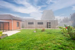 <strong>Welkom in de Begonialaan 21 te Wervik!</strong><br /><br />In een rustige en kindvriendelijke woonwijk vinden we deze op te frissen <strong>vrijstaande bungalow</strong> terug. De woning staat op een <strong>ruim perceel van 699 m²</strong> en beschikt over een <strong>dubbele oprit</strong>, een <strong>inpandige garage</strong>, én een <strong>aparte garage met berging</strong> naast de woning, bijgebouwd in <strong>2020</strong>.<br /><br /><span><span><span><span><span>Via de <strong>inkomhal</strong> komen we in de <strong>lichtrijke leef- en zitruimte</strong>, met aansluitend de <strong>keuken</strong> en <strong>veranda</strong>. Vanuit de veranda geniet u van een aangenaam zicht op de <strong>gezellig aangelegde tuin</strong>.</span></span></span></span></span><br /><br />De <strong>inpandige garage</strong> is voorzien van een <strong>bijkeuken</strong> en biedt via een <strong>valtrap</strong> toegang tot de ruime <strong>zolder</strong>. Verder omvat de woning <strong>twee ruime slaapkamers</strong>, een <strong>berging</strong> en een <strong>badkamer</strong>.<br /><span><span><span><span><span>Wie op zoek is naar extra ruimte, kan de inpandige garage eenvoudig omvormen tot een <strong>extra slaapkamer</strong>, en ook <strong>achteraan</strong> zijn er <strong>uitbreidingsmogelijkheden</strong>.</span></span></span></span></span><br /><span><span><span><span><span>Bent u op zoek naar een woning met potentieel, waar u uw eigen stijl en ideeën in kwijt kunt – in een rustige woonwijk?</span></span></span></span></span><br /><br />Dan is deze <strong>bungalow in de Begonialaan 21</strong> zeker een bezoek waard!<br /><span><span><span><span><span> <strong>Contacteer Yorben</strong> via <strong>0468 18 80 61</strong> of <strong>yorben@dekeyser.immo</strong> voor meer informatie of een bezoek.</span></span></span></span></span><br /> 