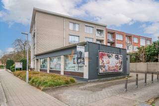 Instapklaar handelspand / kantoor / praktijkruimte  + 1-slaapkamerappartement op commerciële topligging in Schoten( mogelijk om het volledige...